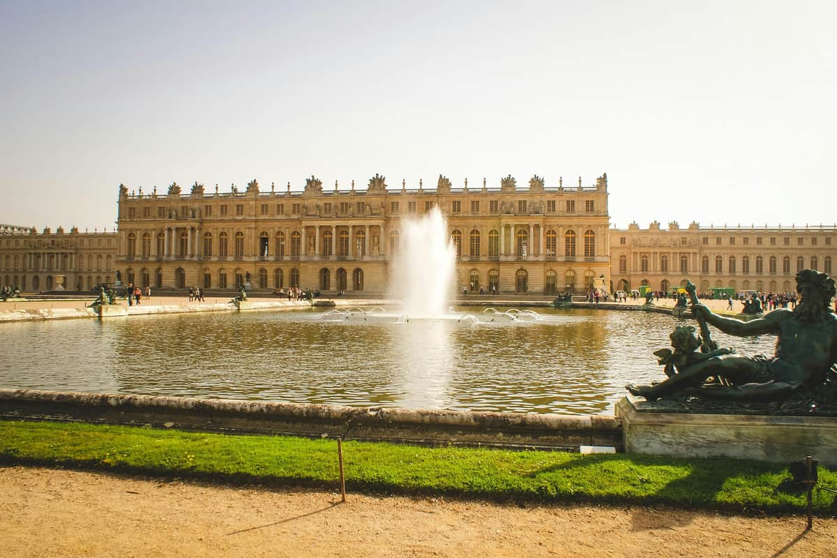Palace of Versailles: Guided Tour + Transport from Paris fountain