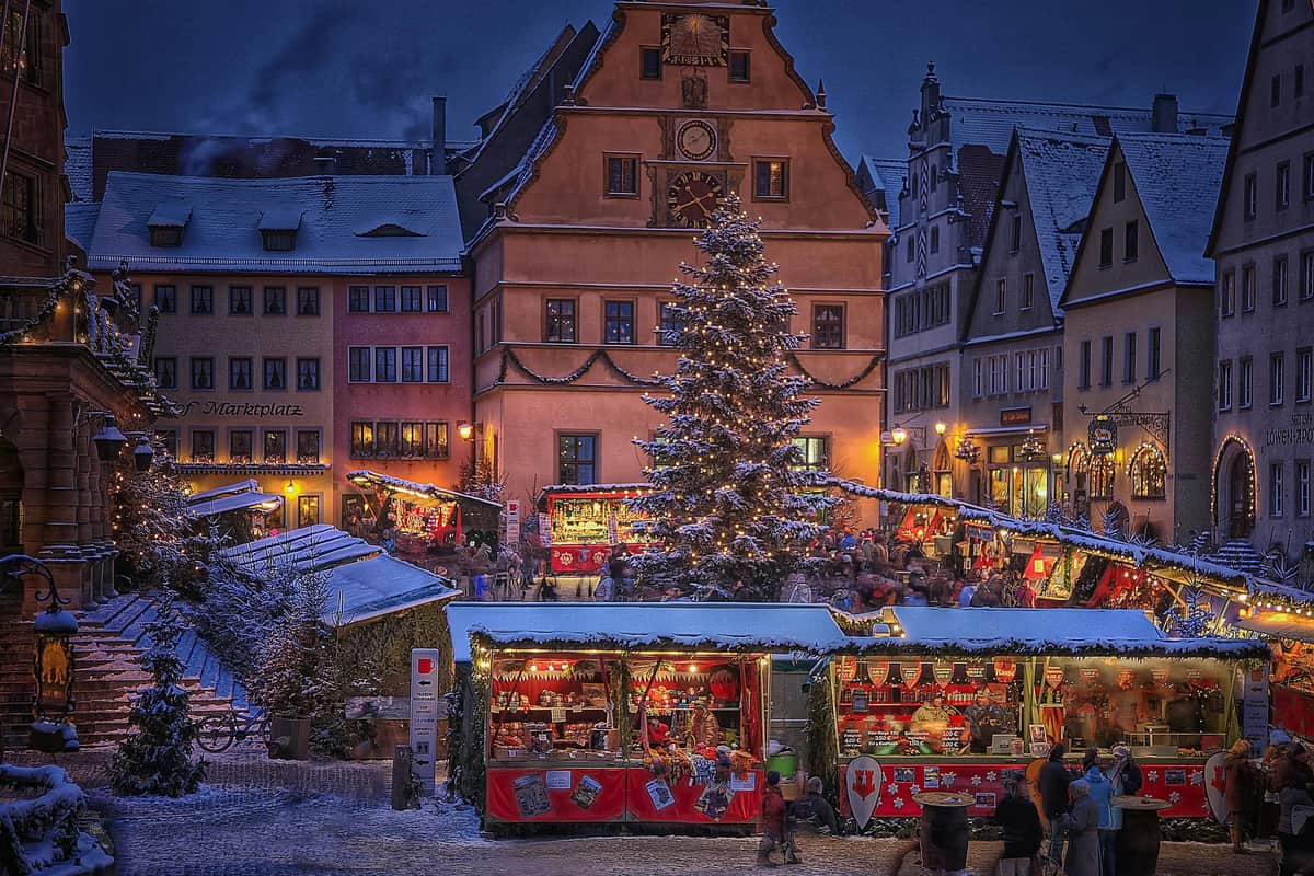 Rothenburg ob der Tauber & Harburg: Day Tour from Munich Reiterlesmarkt Rothenburg o.d. Tauber- extra gross Marktplatz Stände dunkel Ratstrinkstube Uhr Tannenbaum Beleuchtung