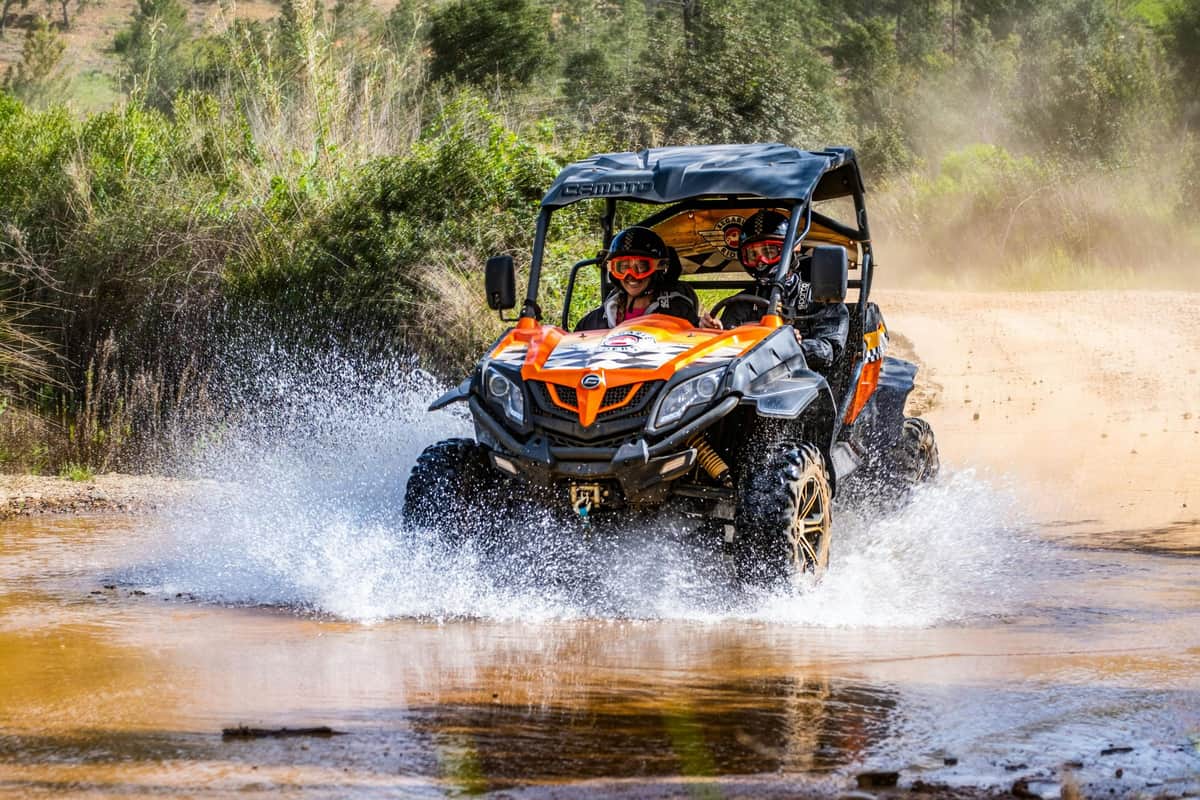 Albufeira Dirt Buggy Tour Geländewagen Tour an der Algarve, Überquerung des Wassers.