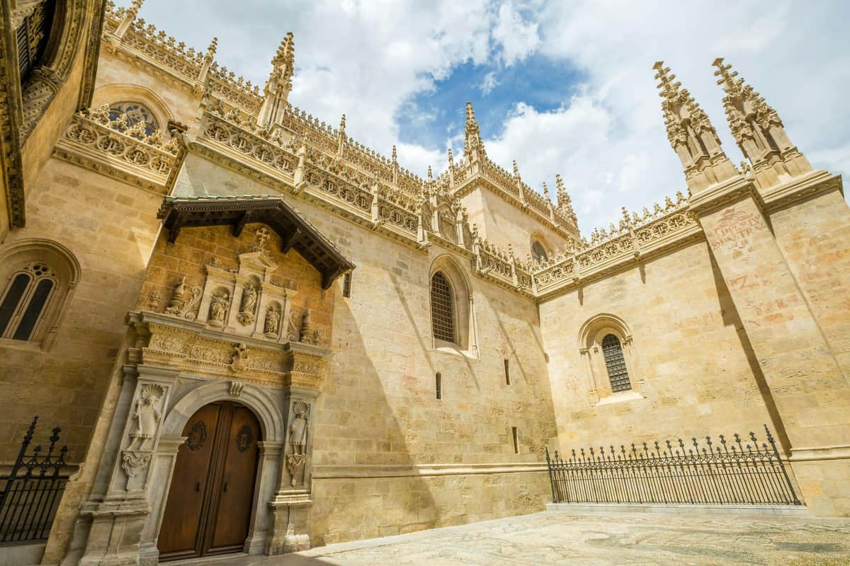 Placeta gotica en acceso a Capilla Real