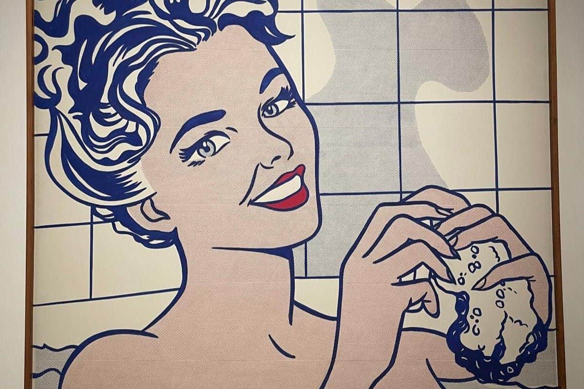 Nationaal Museum Thyssen-Bornemisza: rondleiding Een illustratie in pop-artstijl van een glimlachende vrouw die een spons vasthoudt, met een betegelde achtergrond.