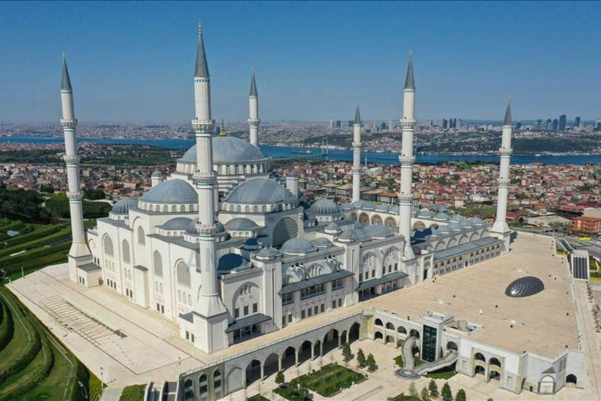 Istanbul: Two Continents Tour by Bus and Bosphorus Cruise Camlica Mosque