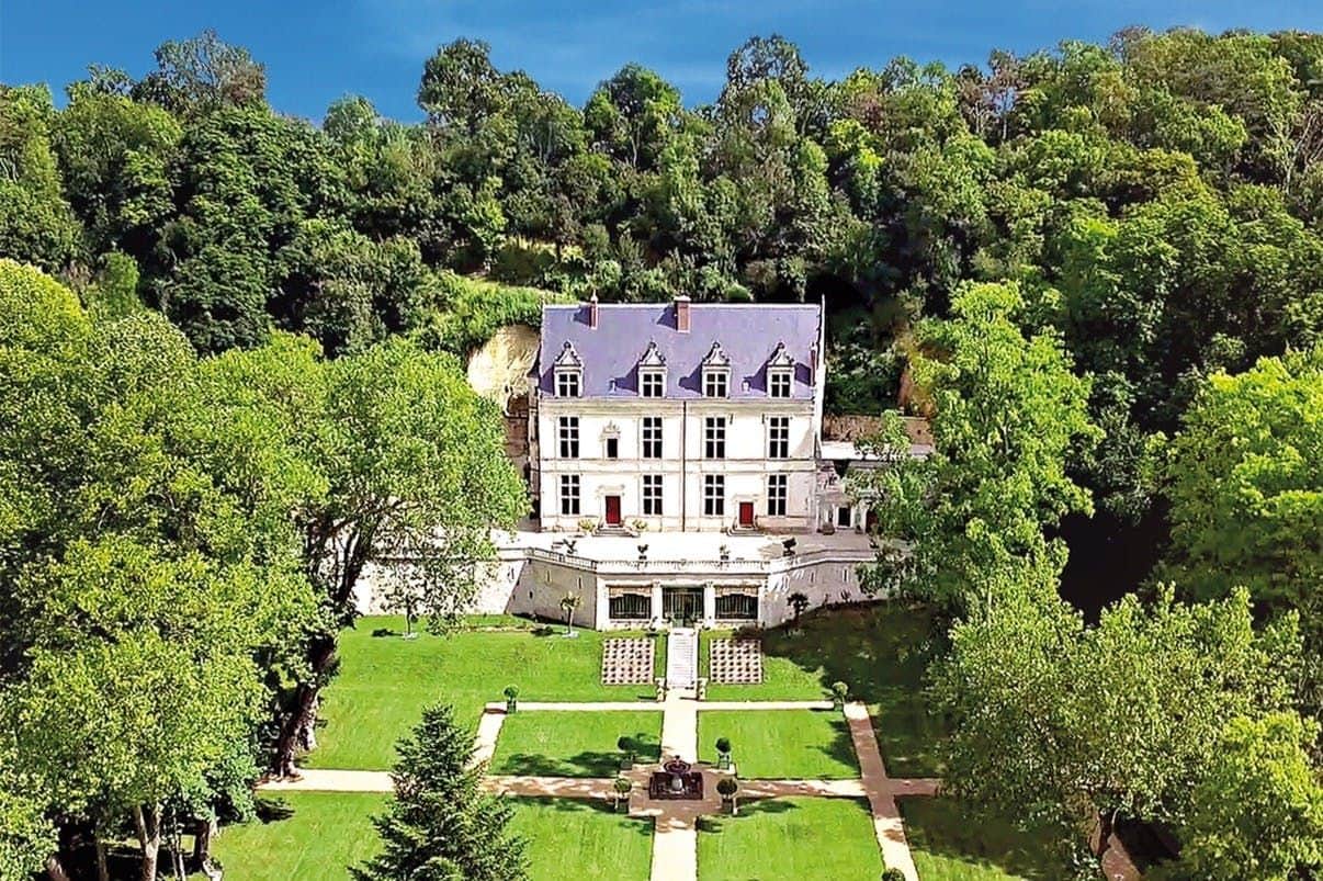 Vue aérienne du château et de sa forêt