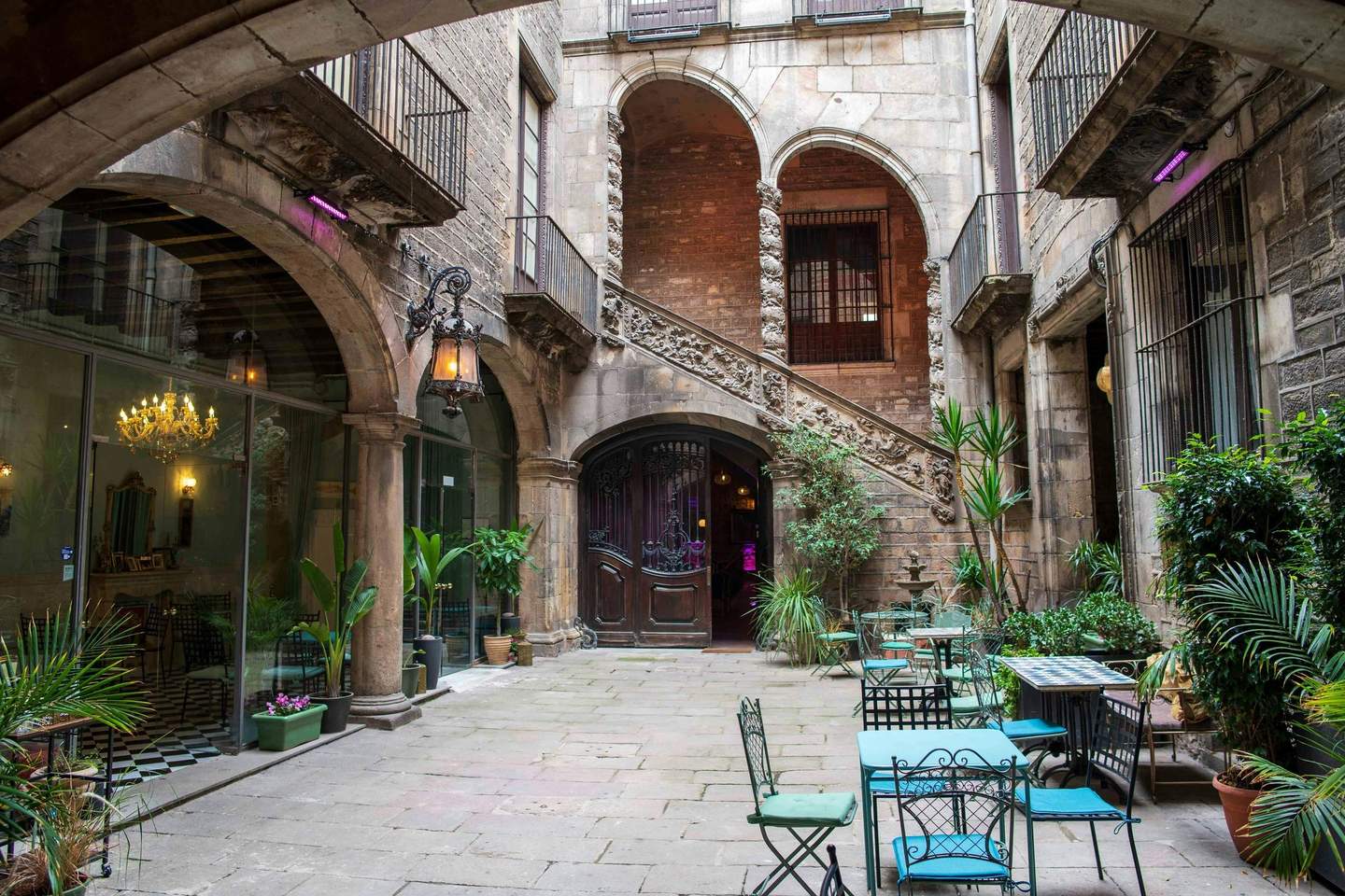 Fachada y patio interior del Palau Dalmases donde se desarrollan los espectáculos de Flamenco