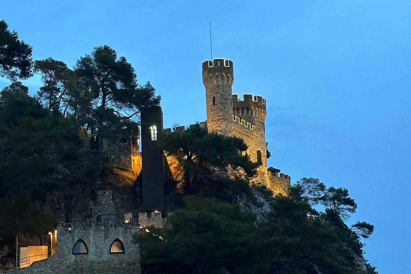 Castell De Lloret El exterior del recinto del Castell de Lloret
