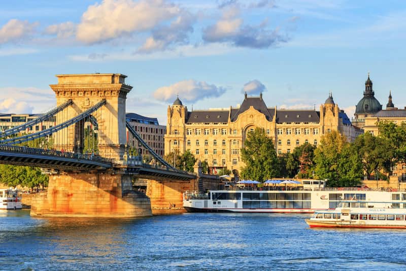 Budapest & Bratislava: Guided Day Tour from Vienna