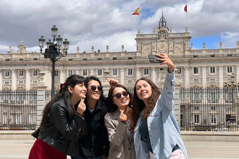 Madrid: Old Town Guided Tour + Royal Palace Fast Track Entry & Visit