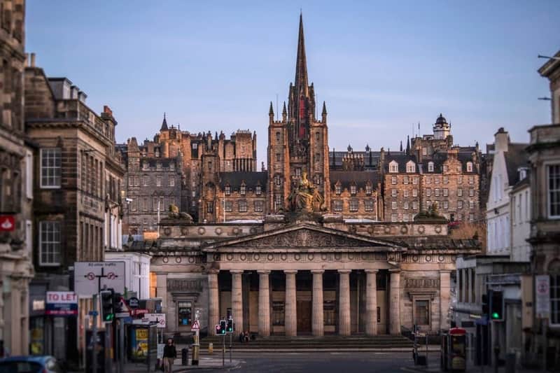Edinburgh Castle: Entry Ticket + Guided City Walking Tour