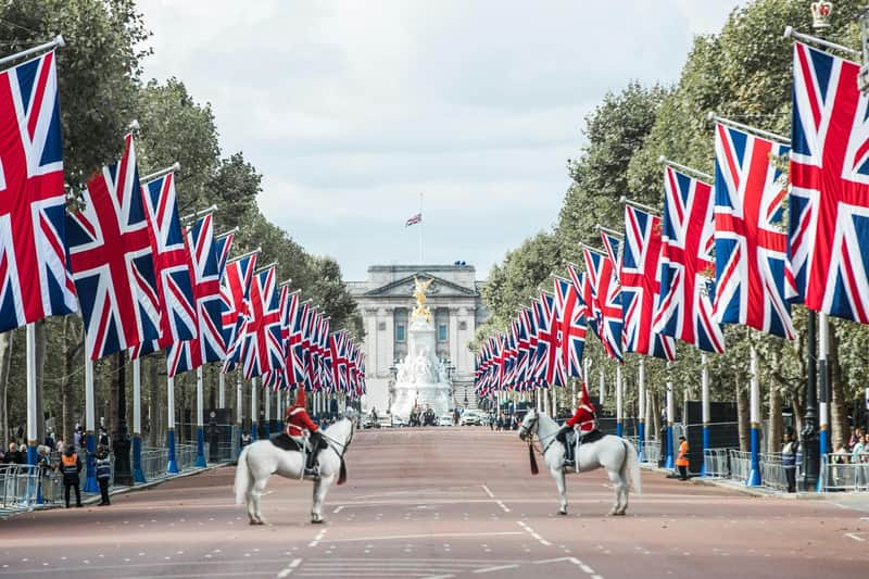 Buckingham Palace: Interior Tour with Royal Walking Tour