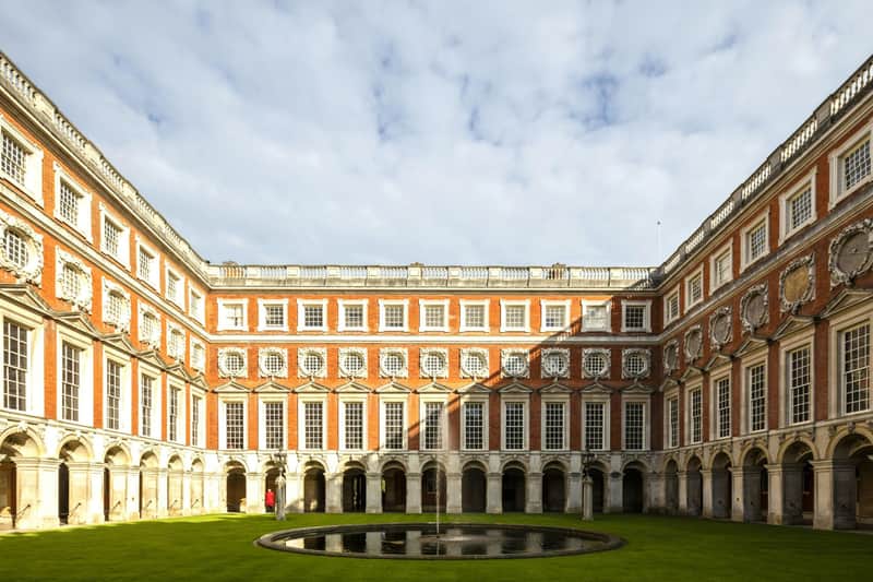 Hampton Court Palace: Entry + Roundtrip Transfer from London