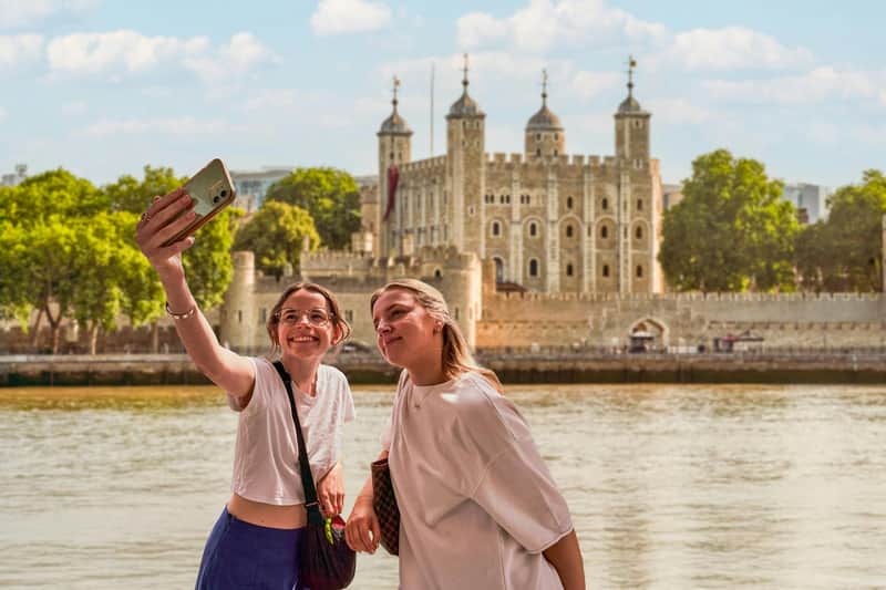 Tower of London: Guided Tour + Thames River Cruise + Crown Jewels Access