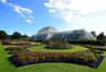 Vista panorâmica dos jardins e da estufa nos Jardins de Kew